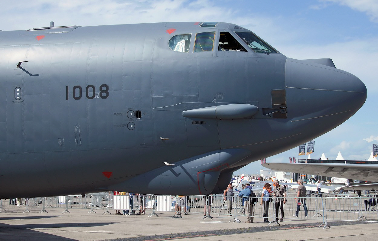 Boeing B-52 - Bugansicht