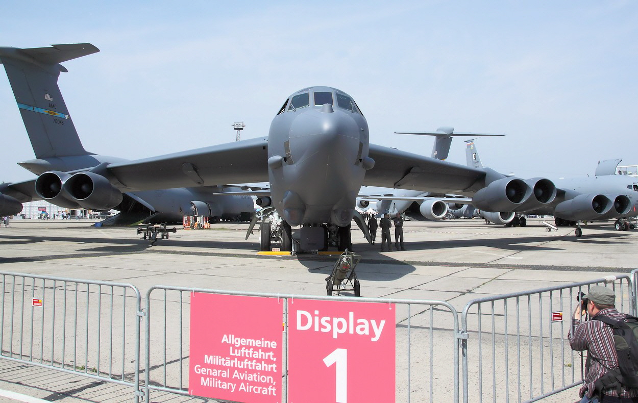 Boeing B-52 - Frontansicht