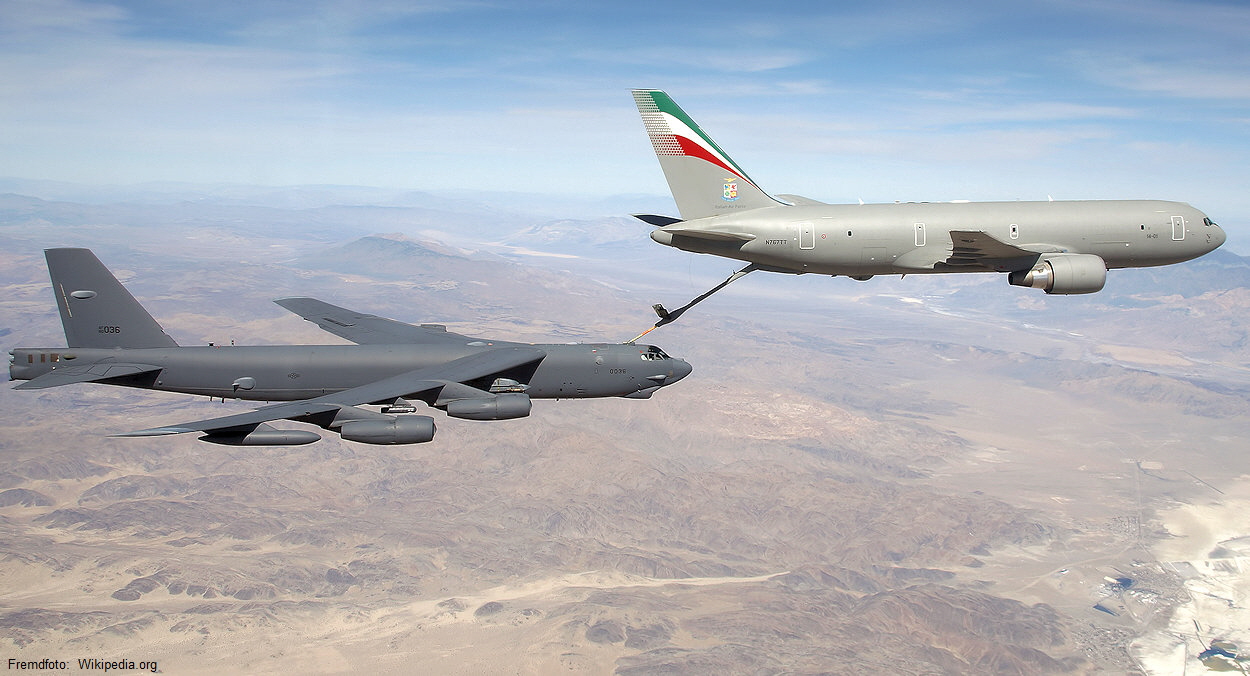 Boeing B52 und KC-767 - Luftbetankung