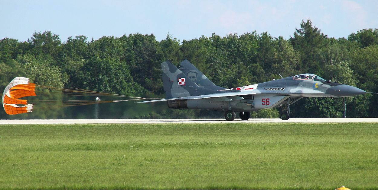 MiG-29 - Landung mit Bremsschirm