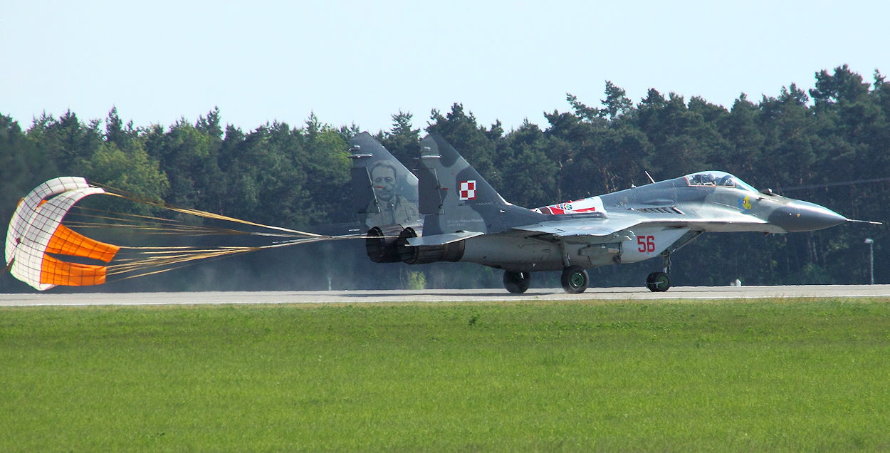 MiG-29 Landung mit Bremsschirm