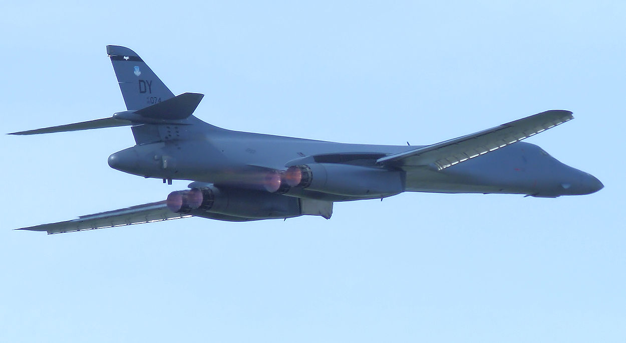 Rockwell B1 Lancer - Flugansicht mit vollen Nachbrennern