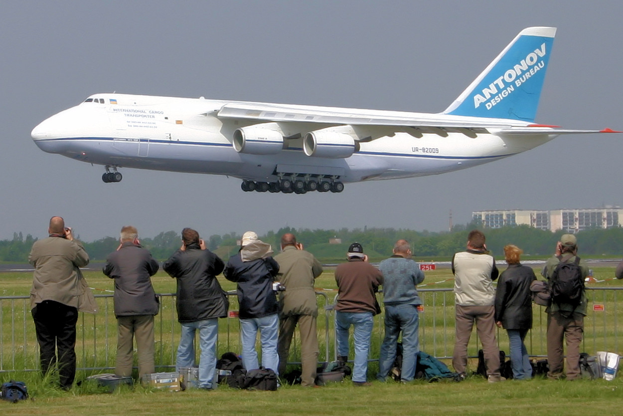 Antonow AN-124 - Landung