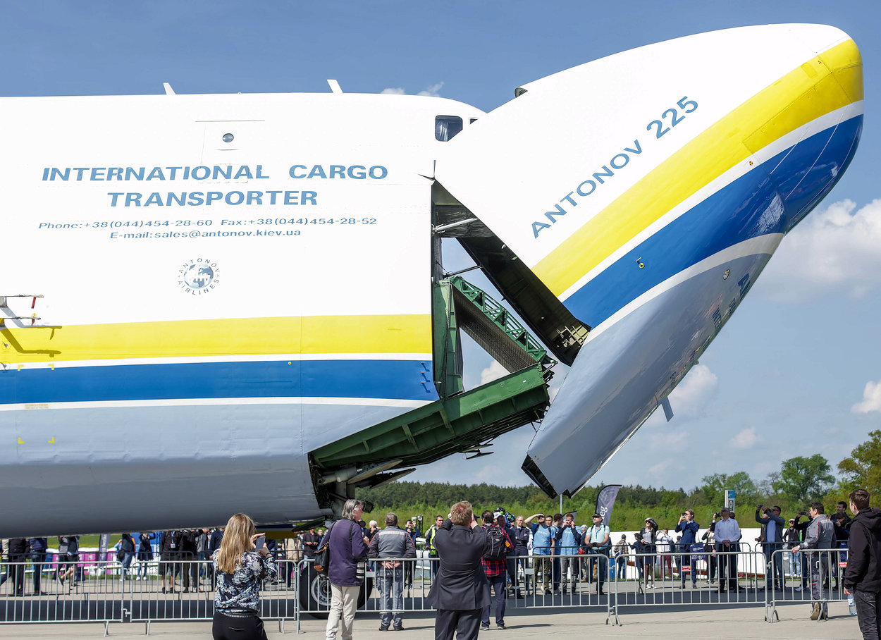 Antonow An-225 - Bugklappe