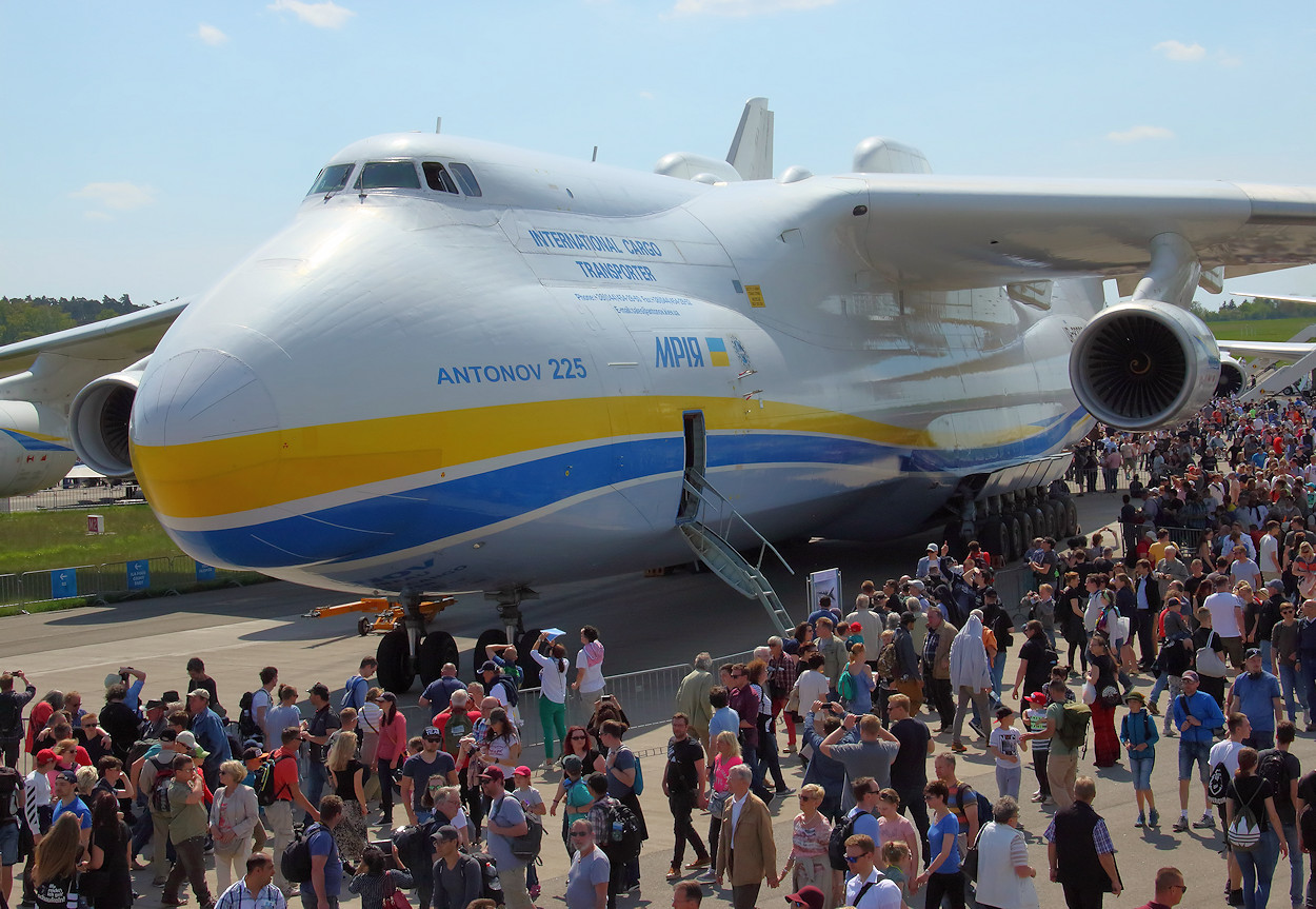 Antonow An-225 - Frontalansicht