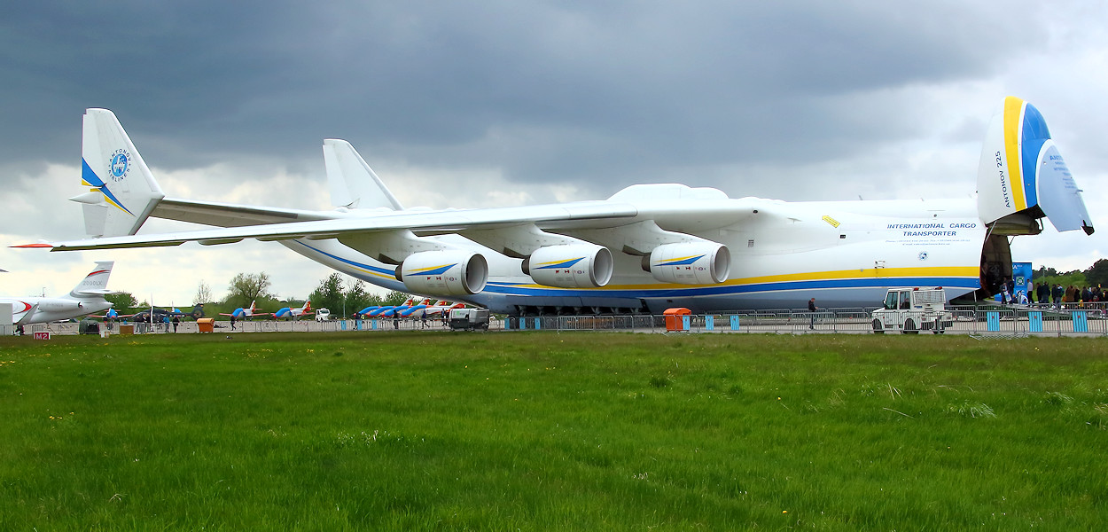 Antonow An-225 - Seitenansicht