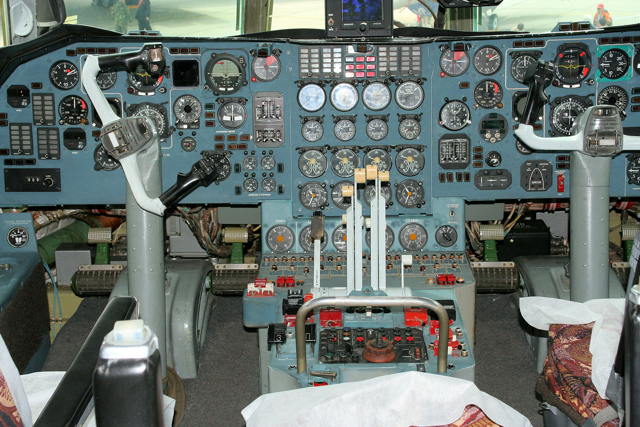 ILYUSHIN IL-76 - Cockpit Detail