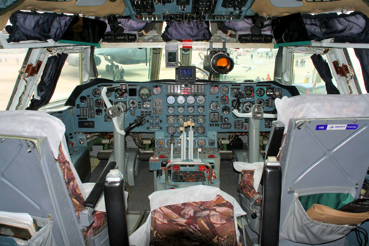 ILYUSHIN IL-76 - Cockpit