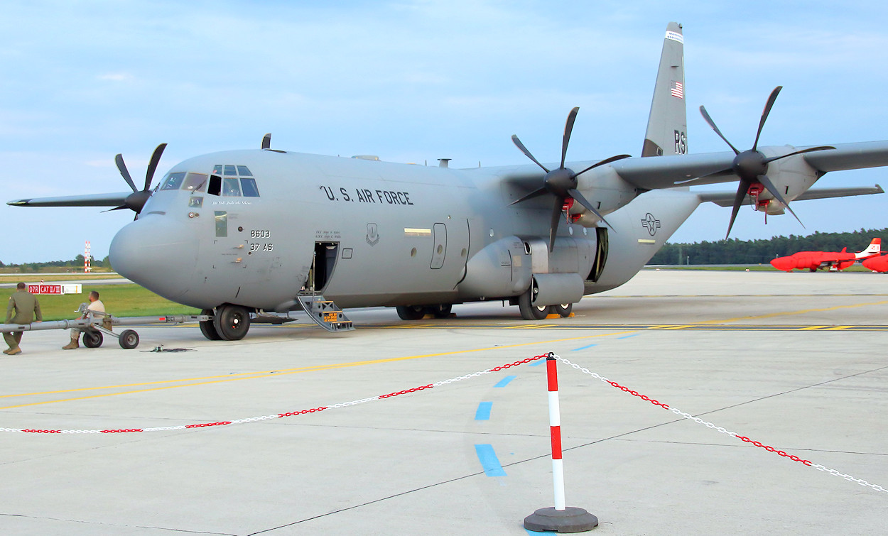 Lockheed C-130 Hercules - Transportflugzeug