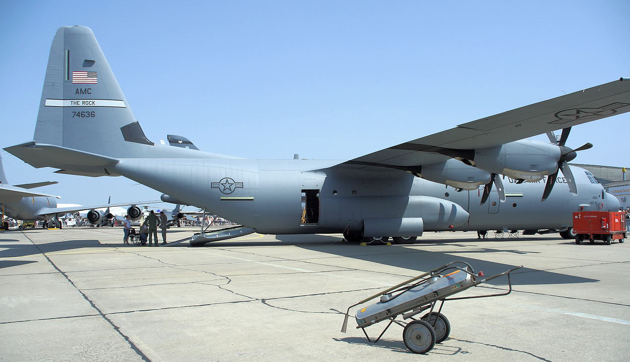 Lockheed C-130 Hercules - Vorfeld