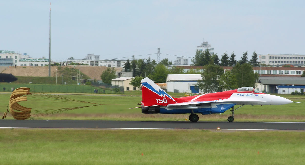 MiG 29 OVT - Landung mit Bremsschirm