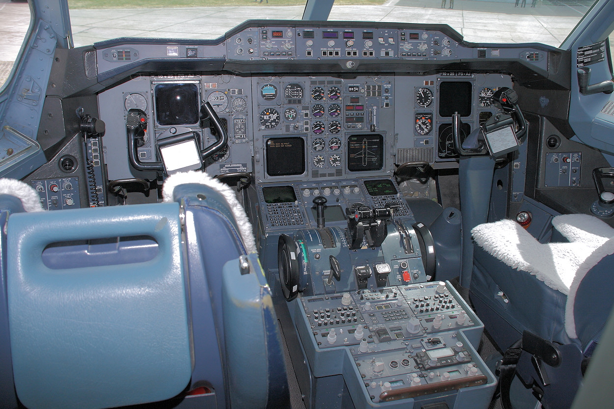 Airbus A310-304 - Cockpit