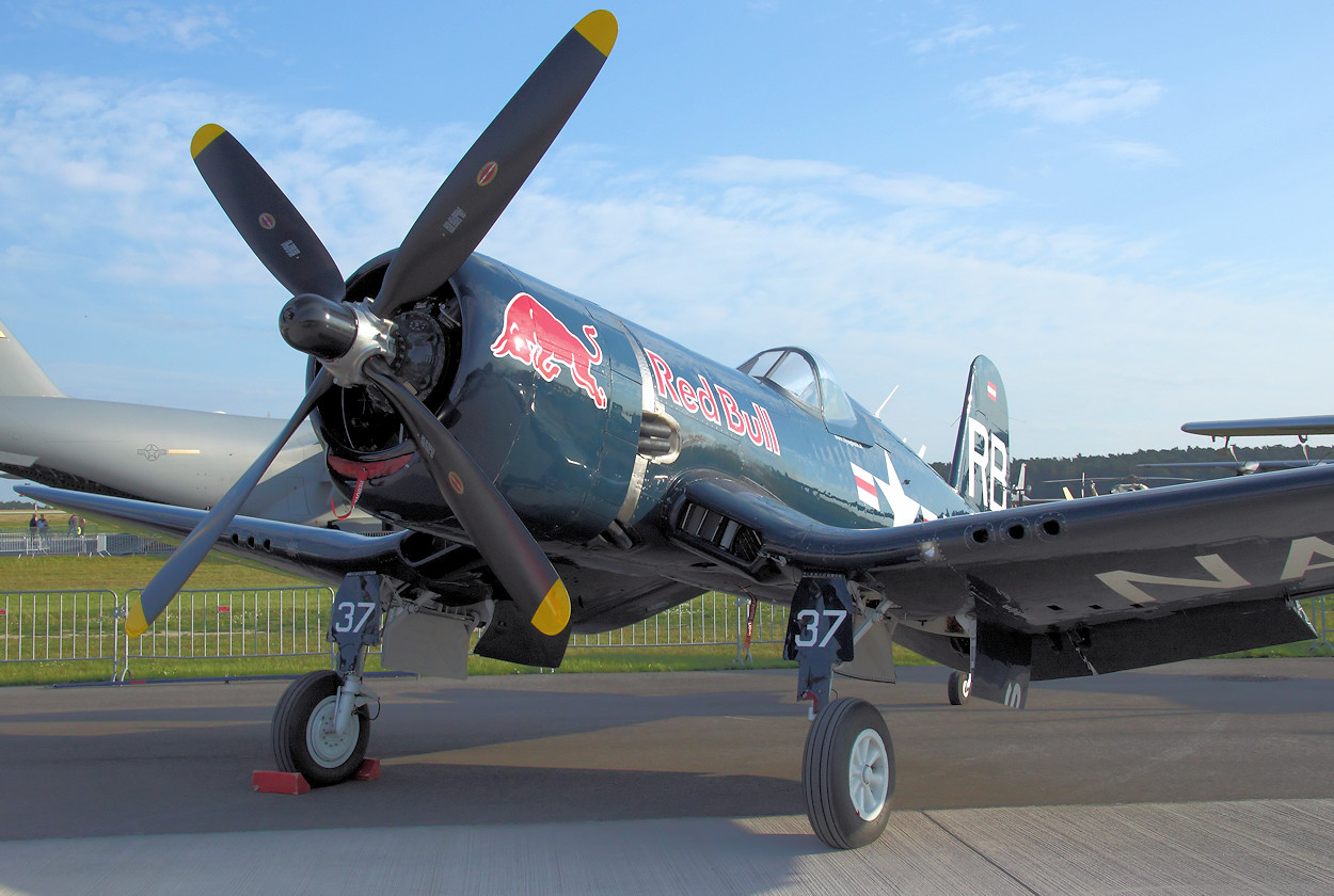 Chance Vought F4U-4 Corsair - Kampfflugzeug mit Klappflügel