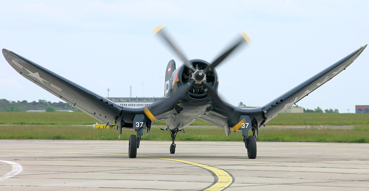 Chance Vought F4U-4 Corsair Klappflügel in Aktion