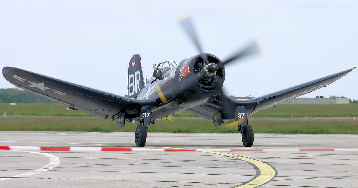 Chance Vought F4U-4 Corsair - Klappflügel in Aktion