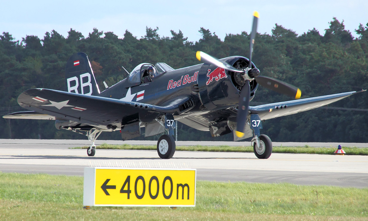 Chance Vought F4U-4 Corsair - Kampfflugzeug mit 2.100 HP