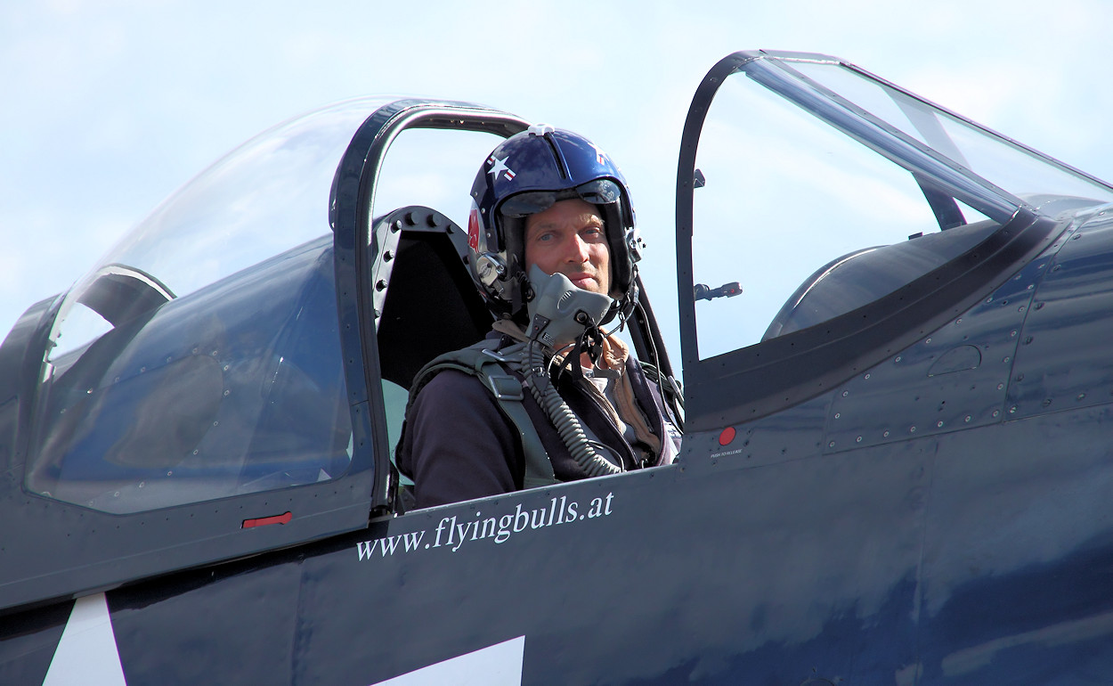 Chance Vought F4U-4 Corsair - Das Kampfflugzeug fliegt 750 km/h