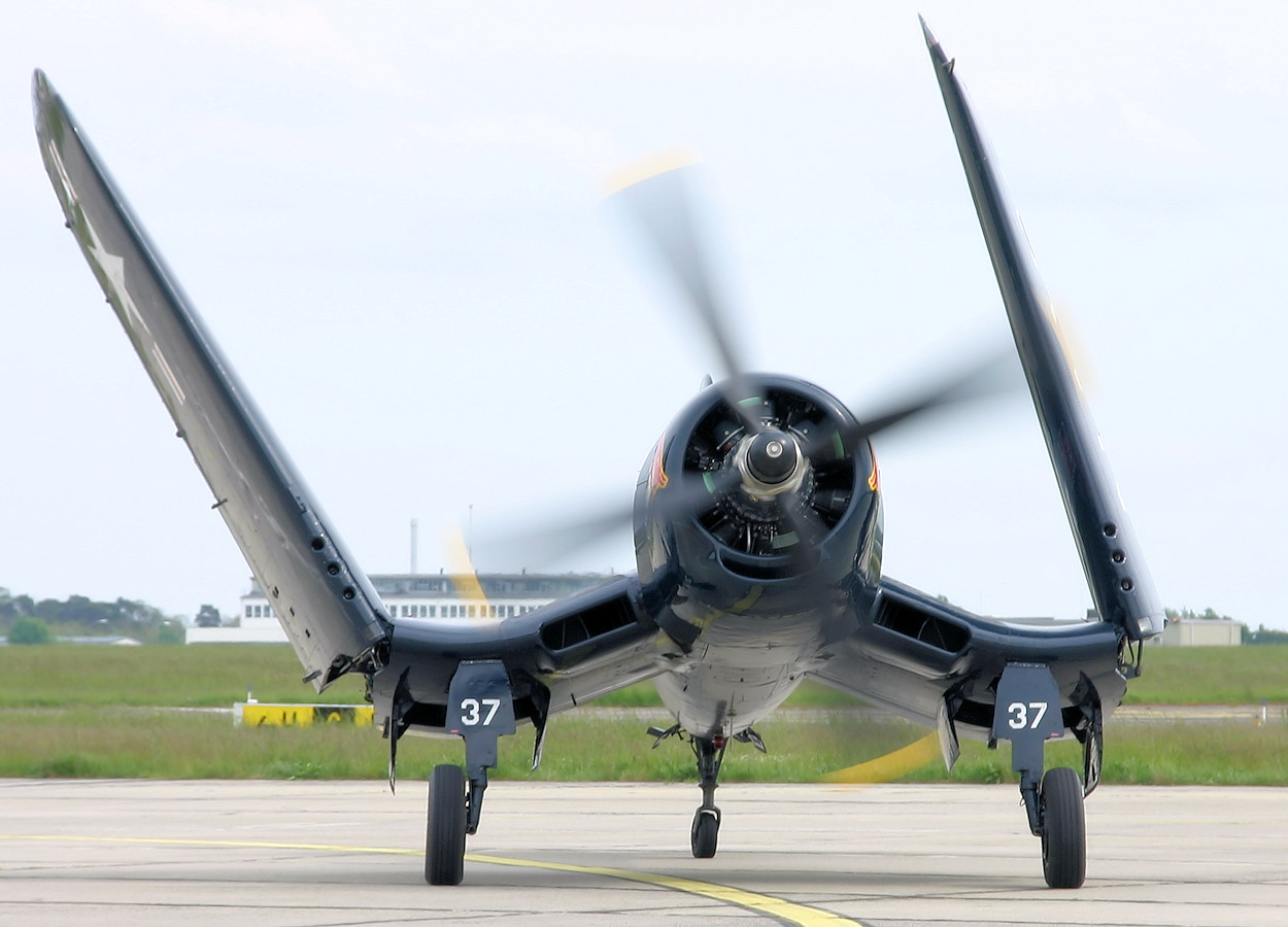 Chance Vought F4U-4 Corsair - Klappflügel