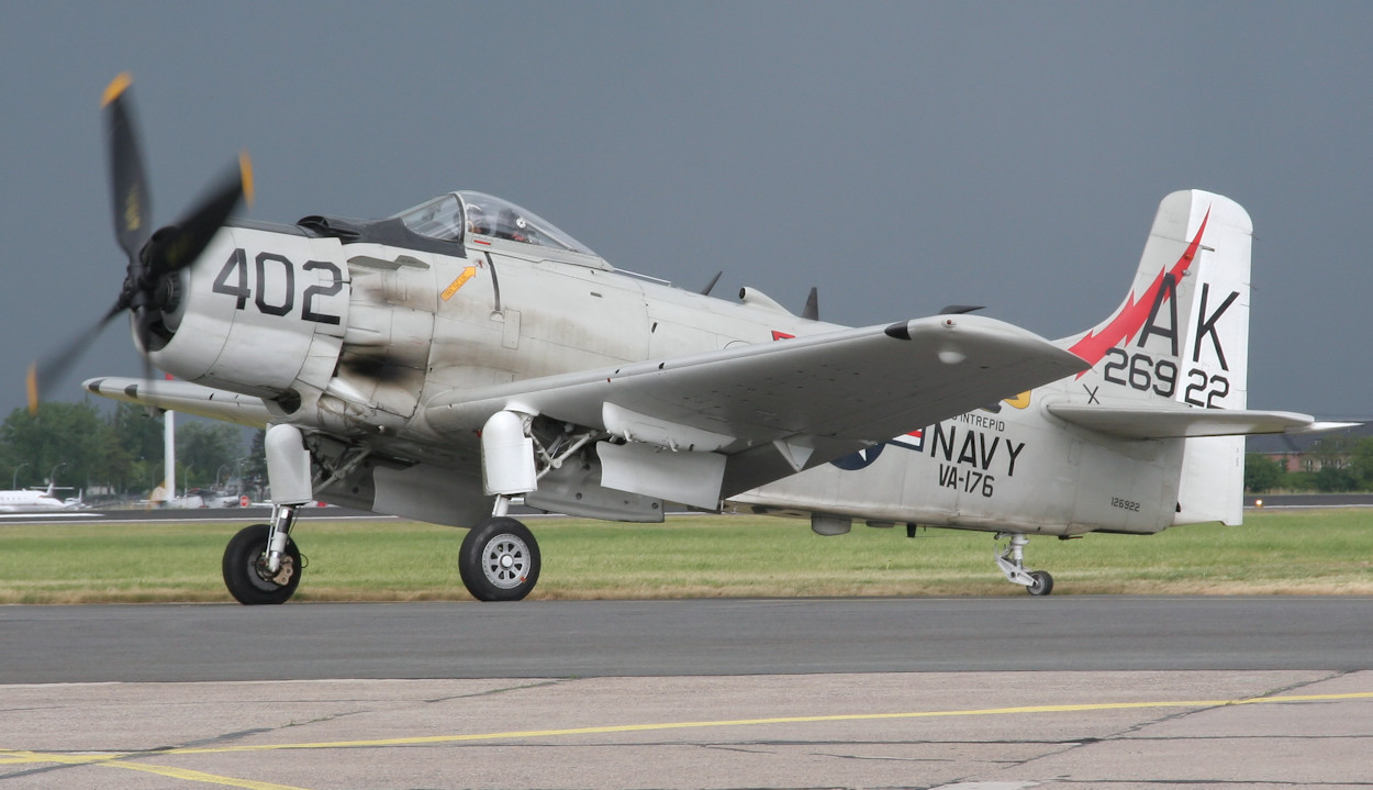 Douglas AD-4N Skyraider Kampfflugzeug