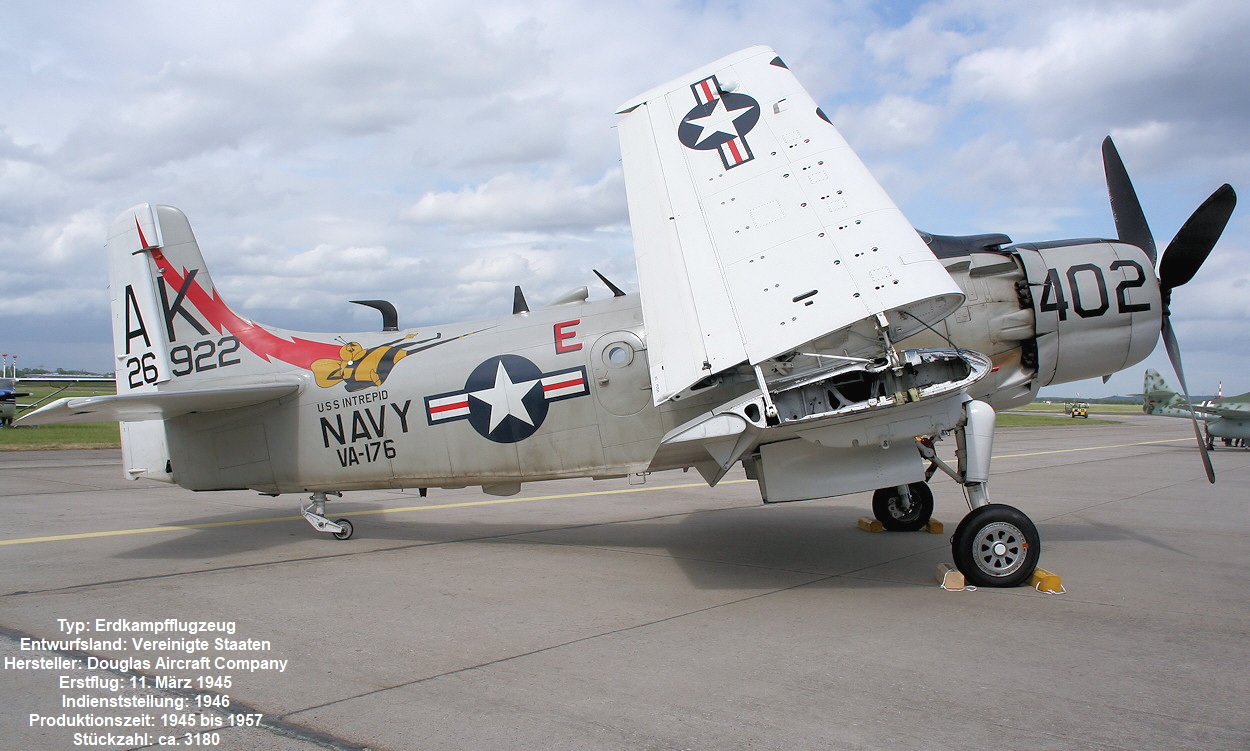 Douglas AD-4N Skyraider - Flugzeug mit Klappflügel