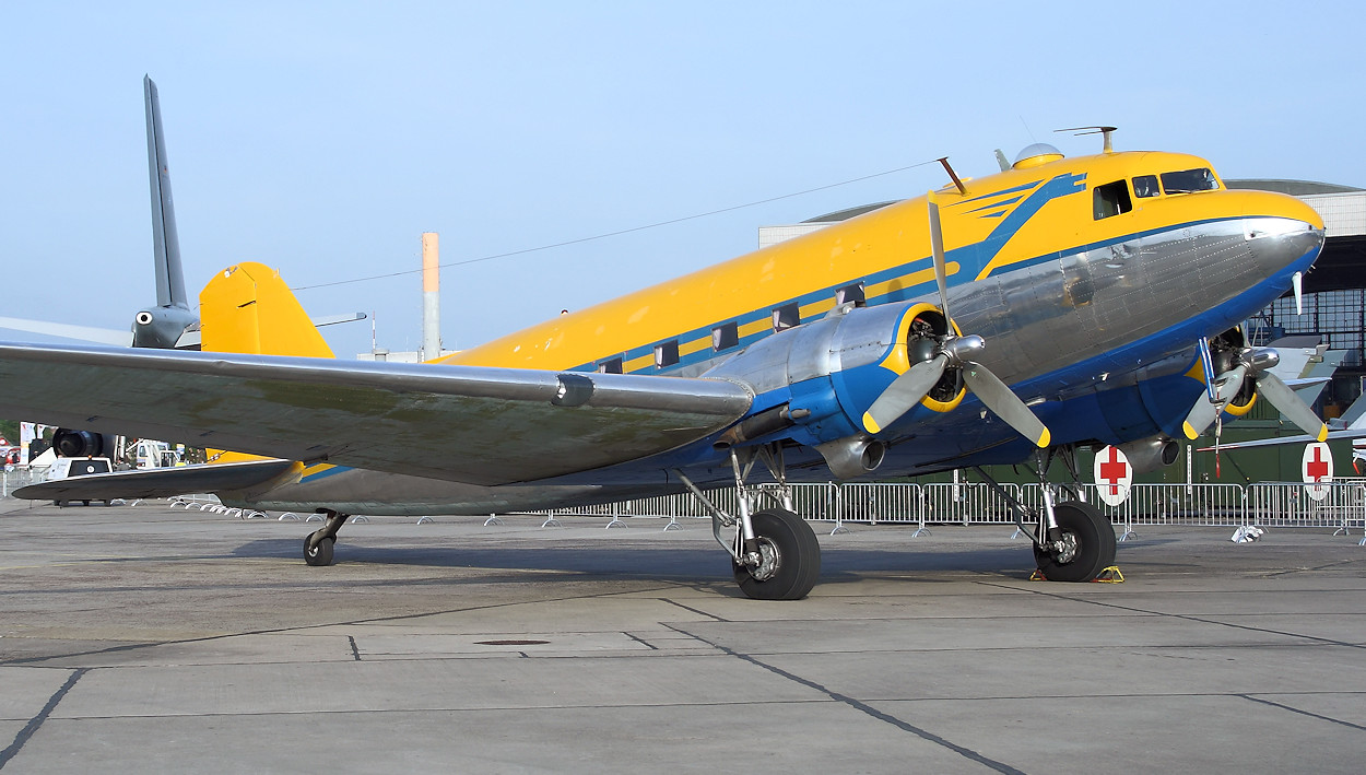 Douglas DC-3 - Passagierflugzeug auf der Luftfahrtausstellung