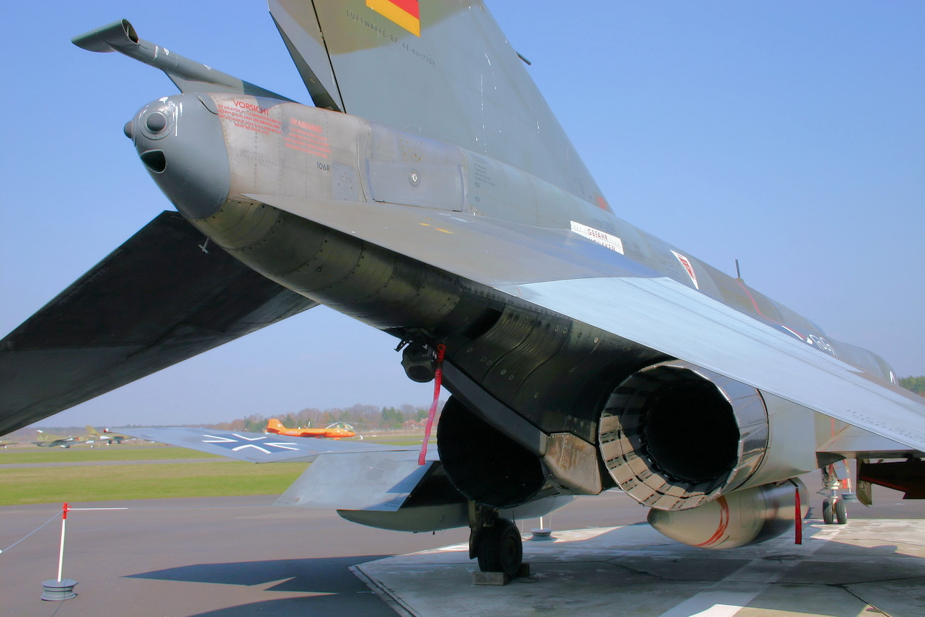 McDonnell Douglas RF-4E Phantom II - Leitwerk des Kampfflugzeugs