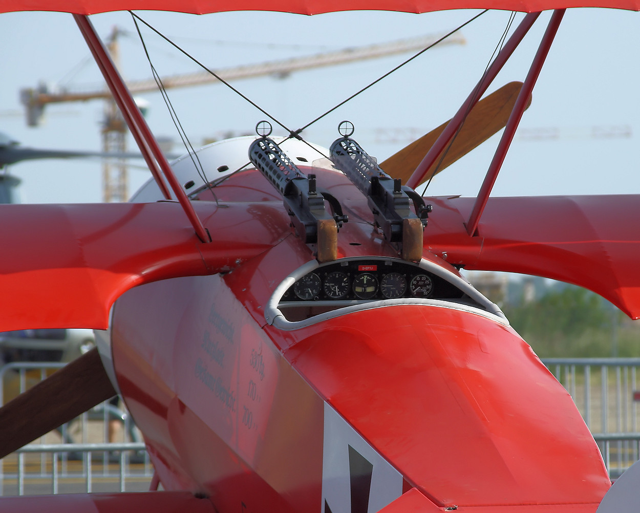 Fokker DR.I - Cockpit und Maschinengewehre