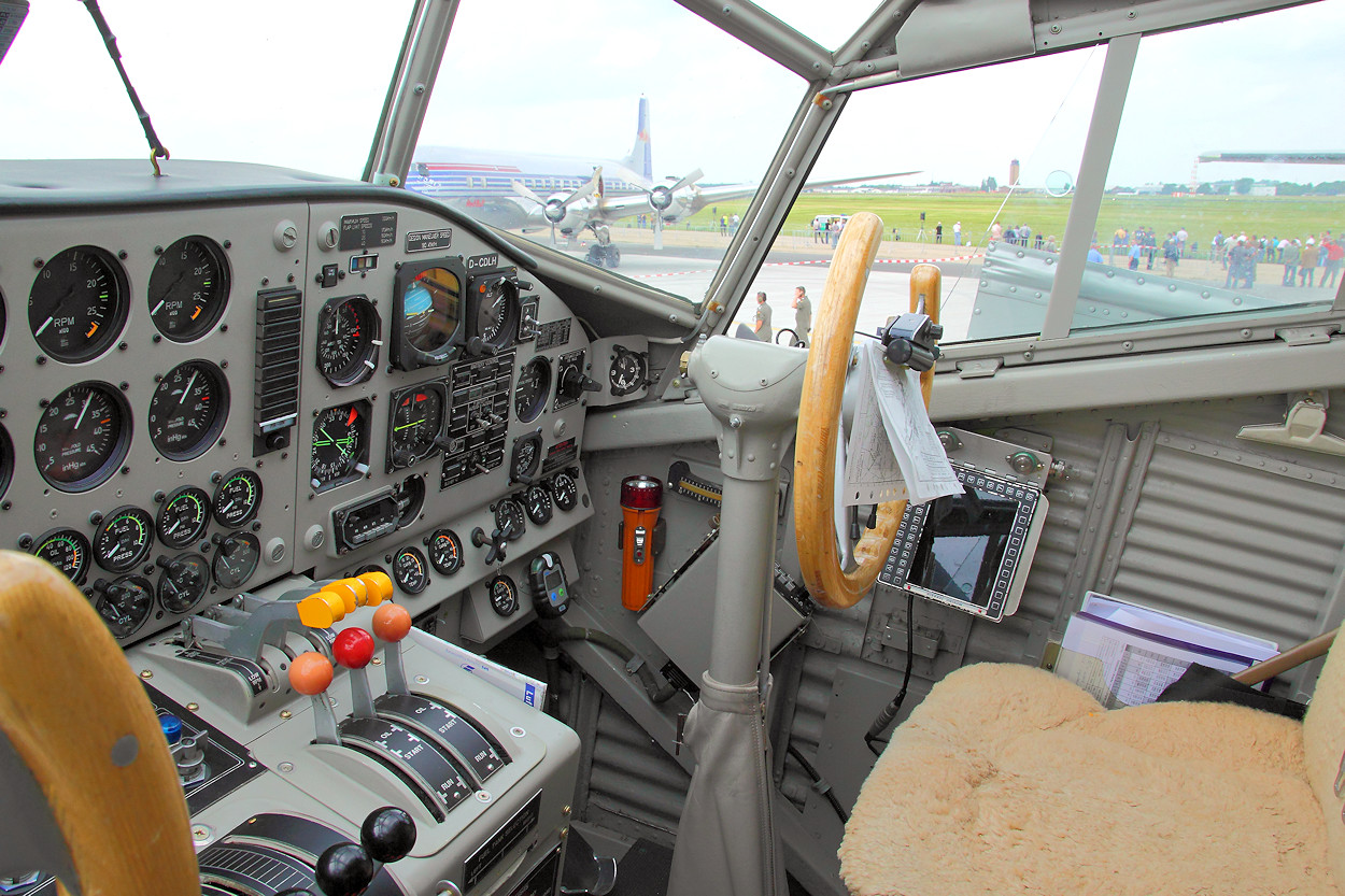 Junkers Ju 52/3m - Cockpit der Ju-52