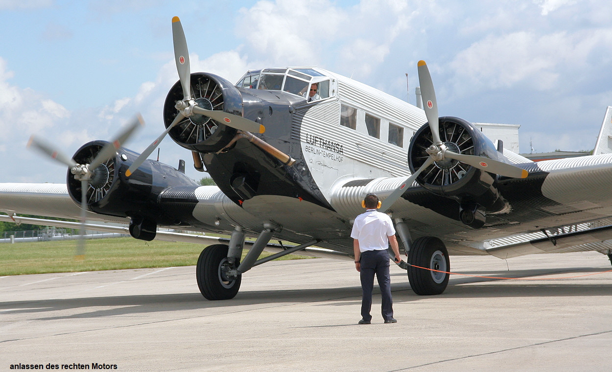 Junkers Ju 52/3m - Motorenstart