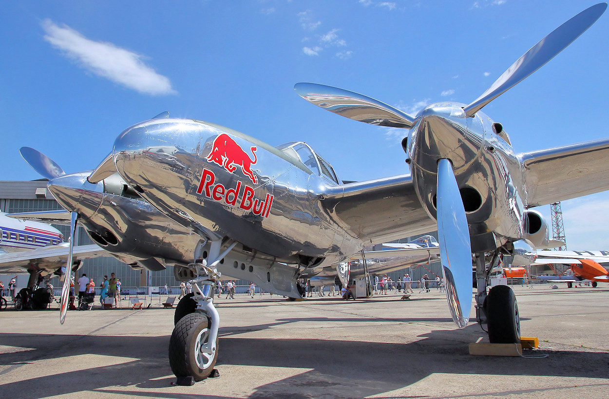 Lockheed P-38 Lightning - Vorfeld