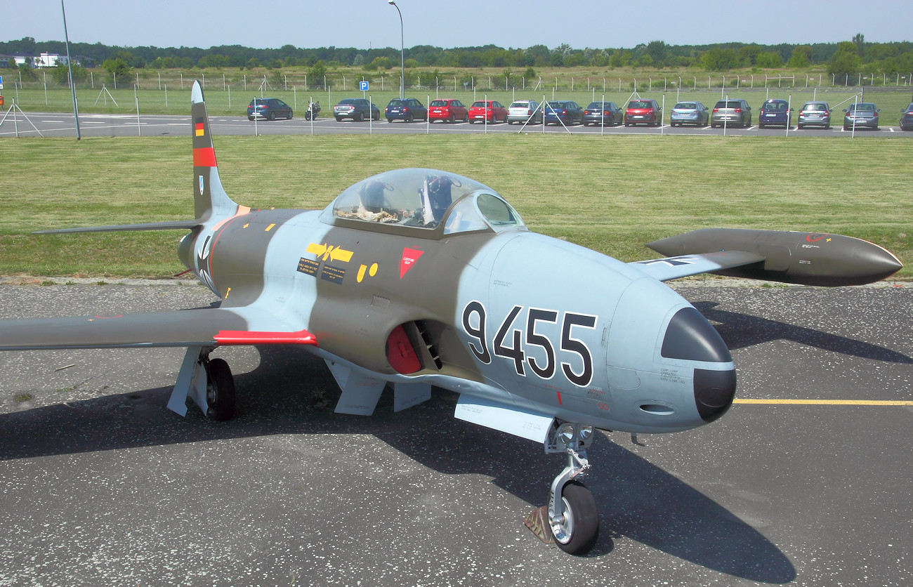 Lockheed T-33 T-Bird - zweisitzige Version des ersten US-Düsenjägers ”P-80 Shooting Star”