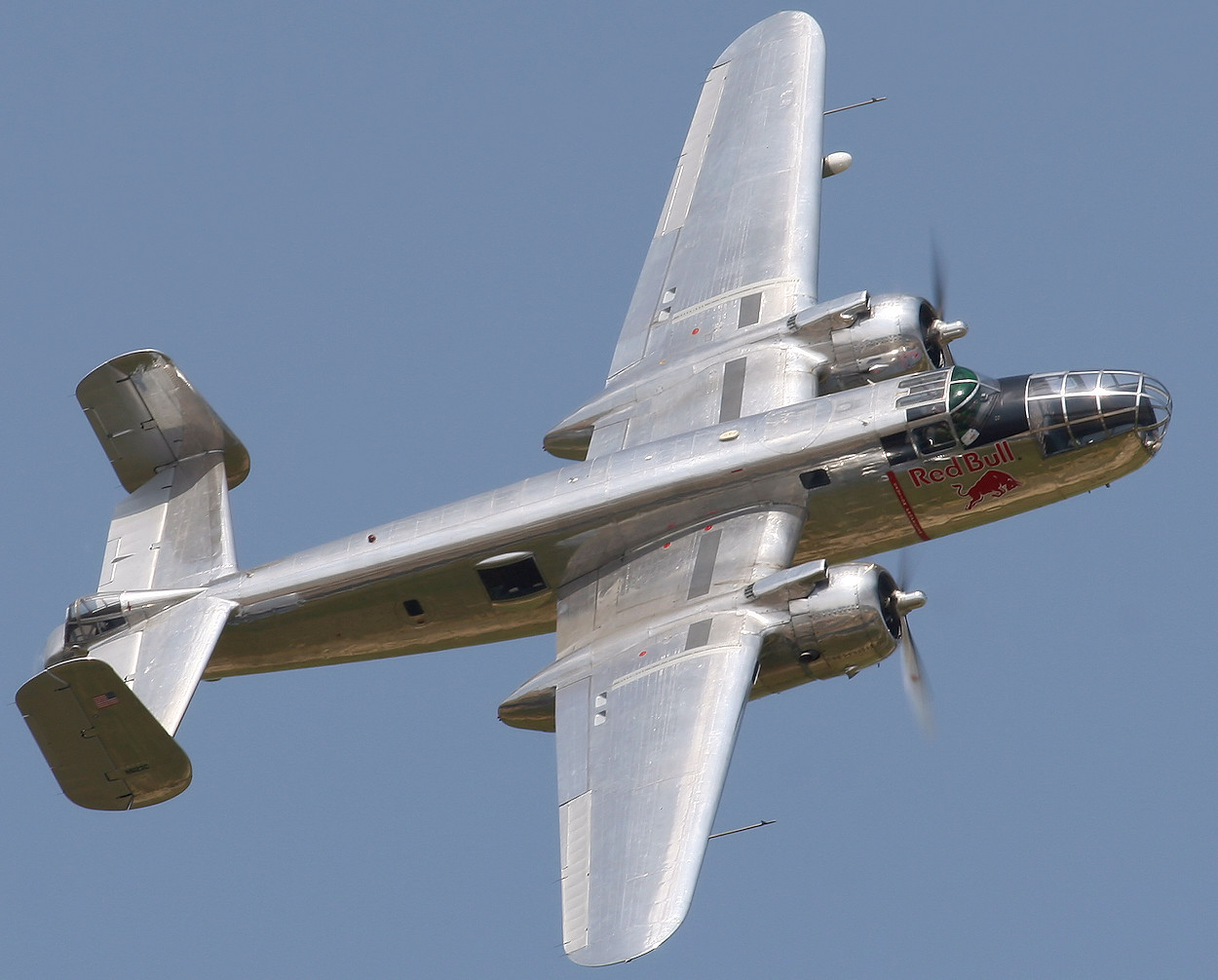 North American B-25 Mitchell - Flug des Bombers der „Flying Bulls“