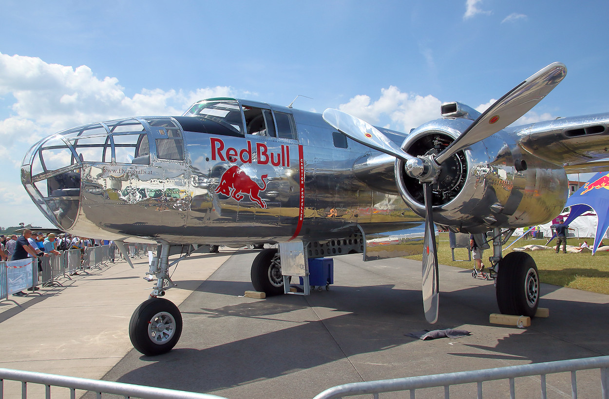 North American B-25 Mitchell - US-Bomber der „Flying Bulls“ von Red Bull