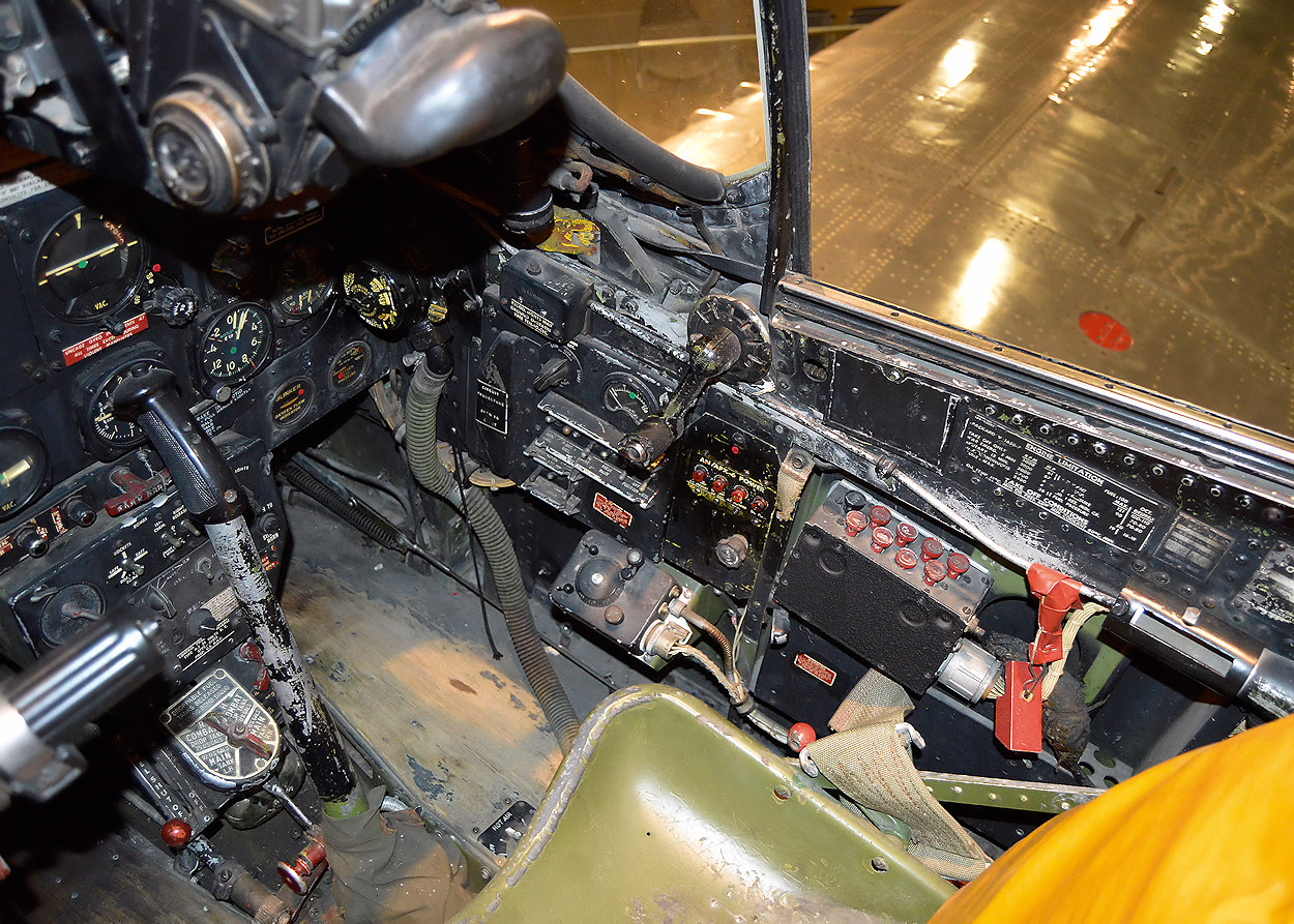 North American P-51D Mustang - Cockpit rechts