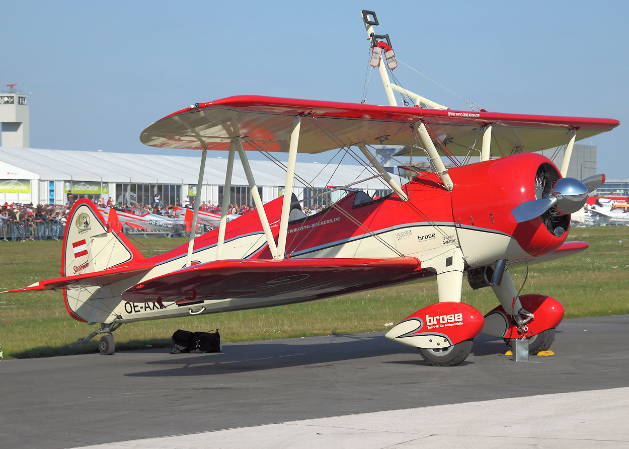 Boeing Stearman PT-17 - Wingwalking