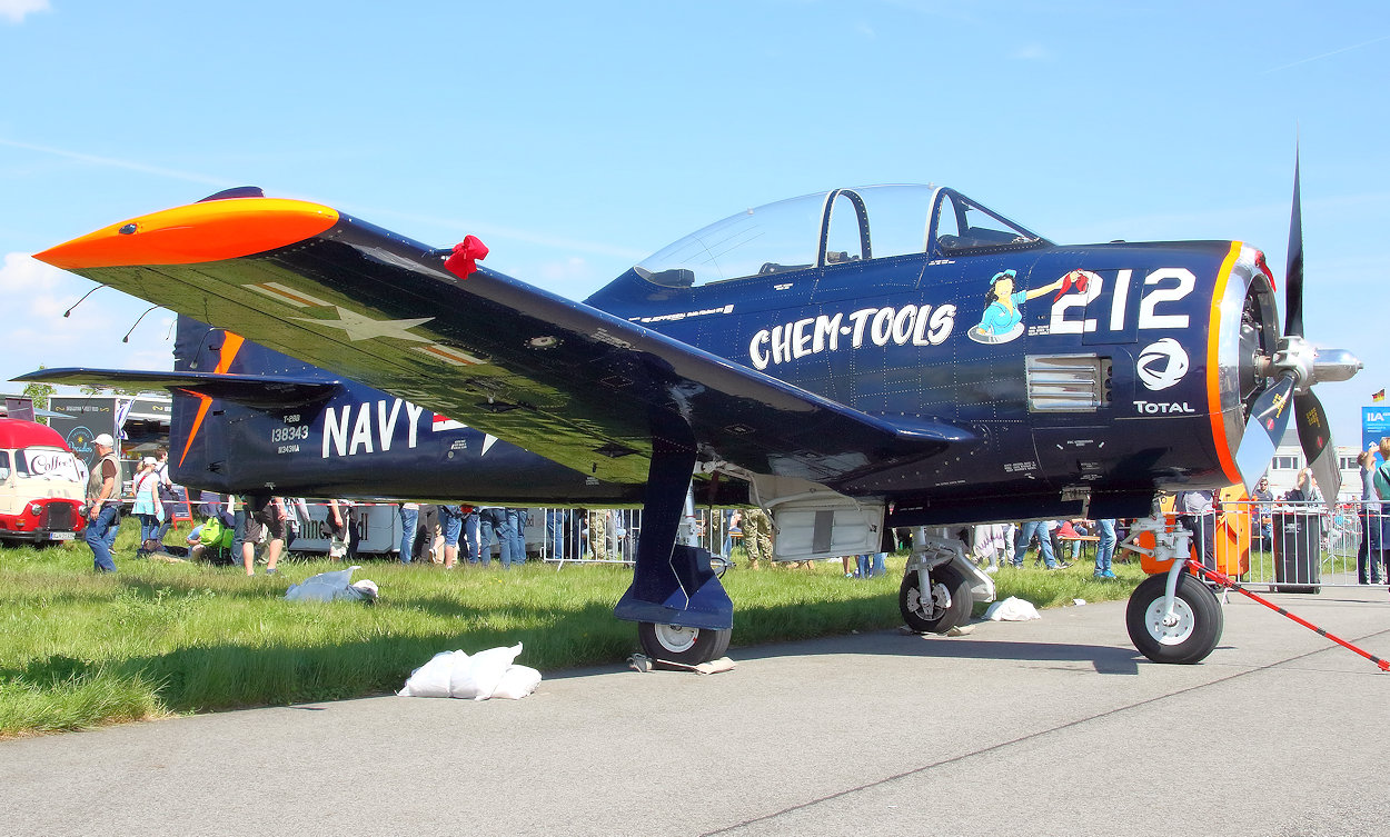 North American T-28 B Trojan - Schulflugzeug mit Sternmotor und einziehbarem Fahrwerk