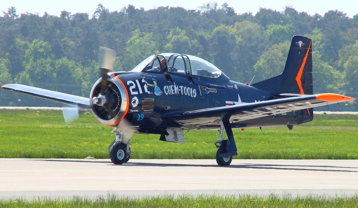 North American T-28 B Trojan - Rollfeld