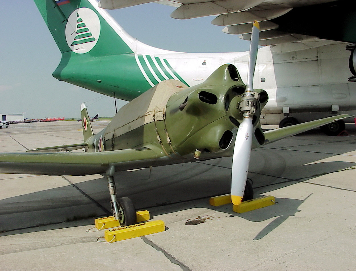 YAK-18 - Erste Version mit Spornrad und M-11-Sternmotor (Polnisches Luftfahrtmuseum)