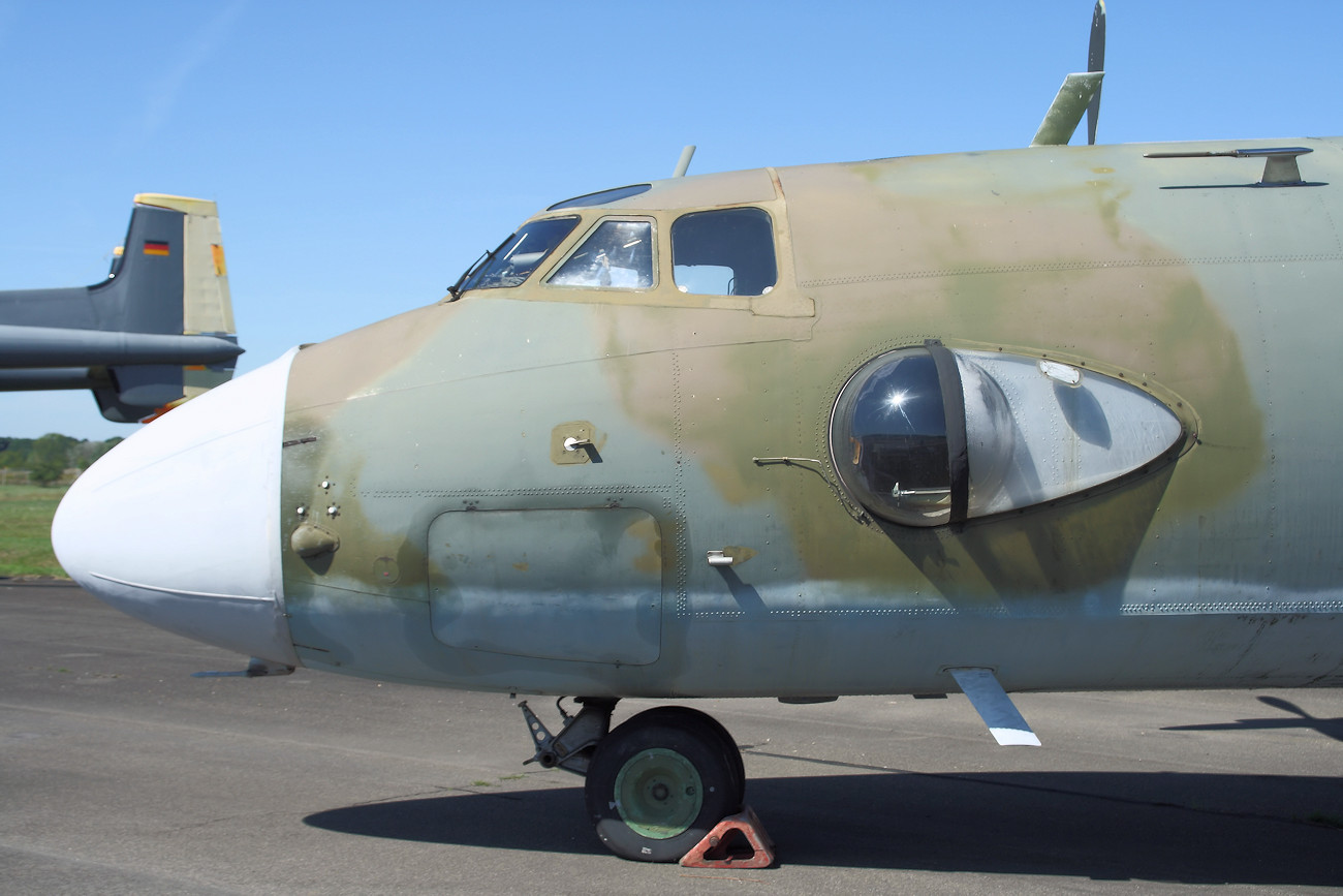 Antonow AN-26 - Bullauge und Cockpit