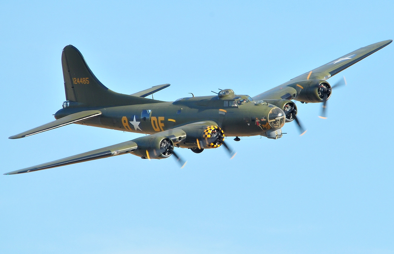 B-17G Flying Fortress - IWM Duxford Airshow