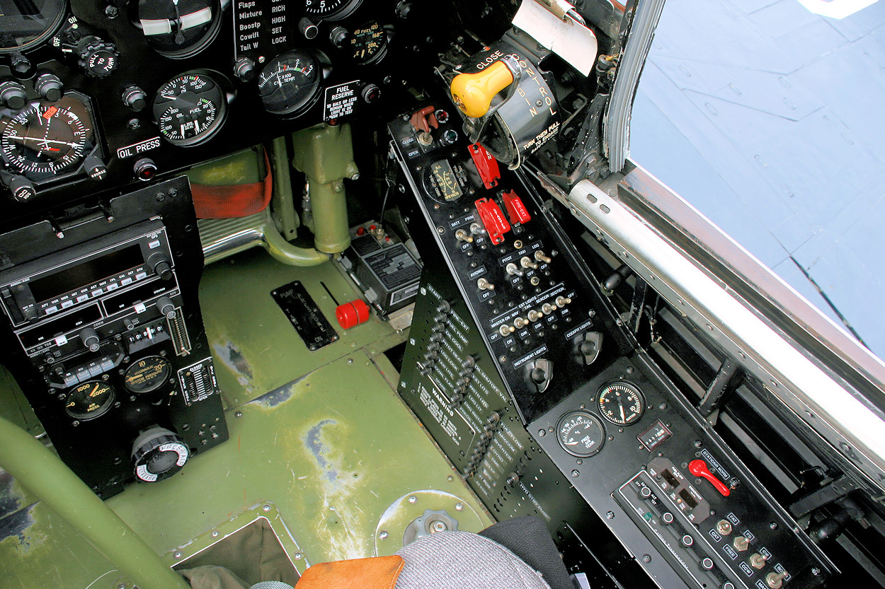 Chance Vought F4U-4 Corsair - Cockpit rechts