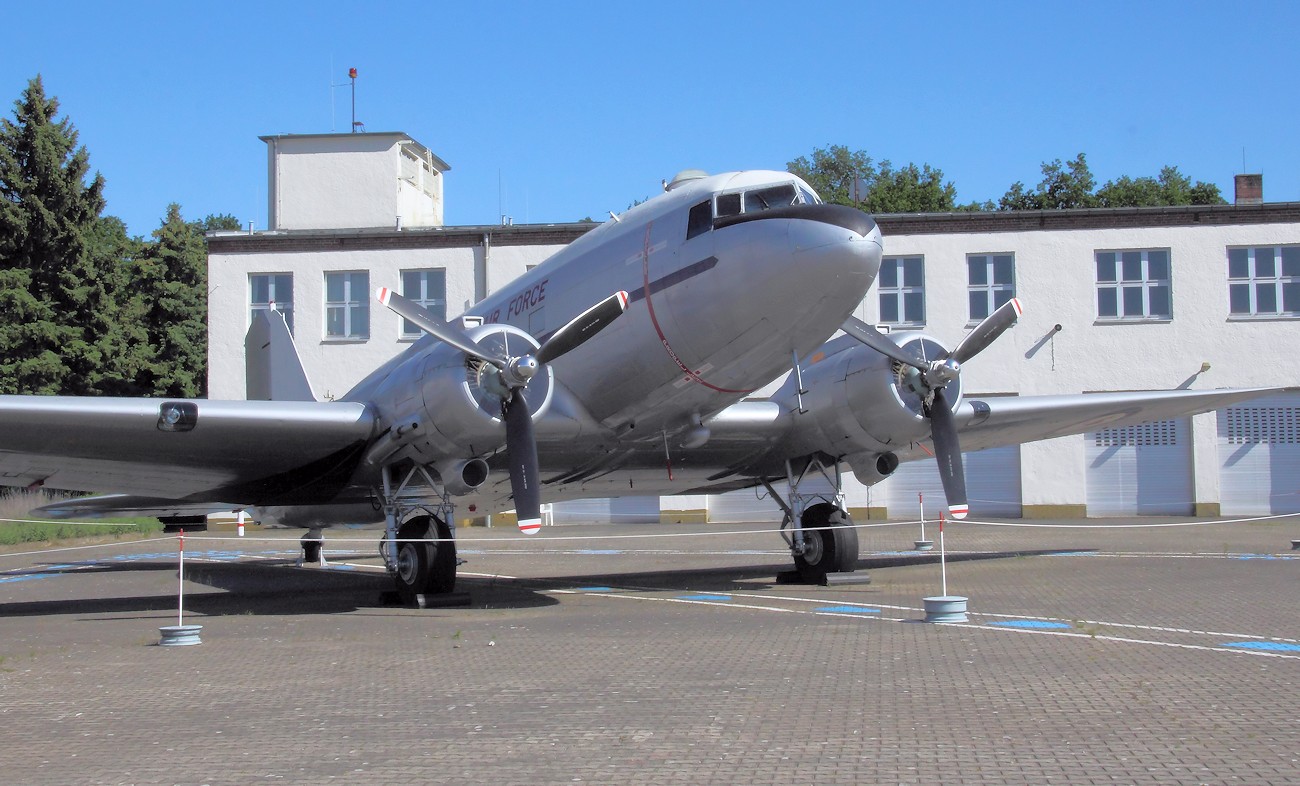 Douglas C-47 - Transportflugzeug