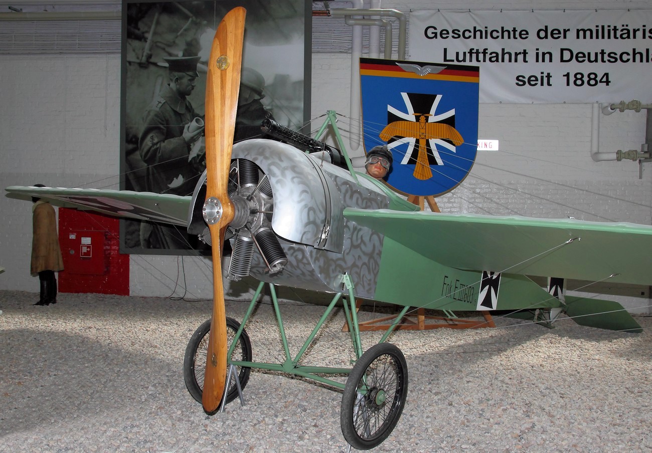 Fokker E-III - erstes Jagdflugzeug konnte synchronisiert durch den Propellerkreis schießen