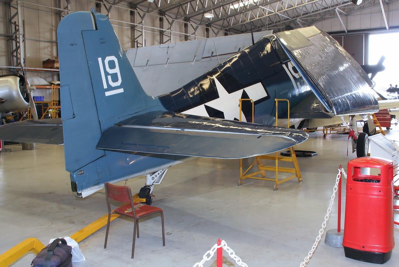 Grumman F6F Hellcat - Hangar in Duxford