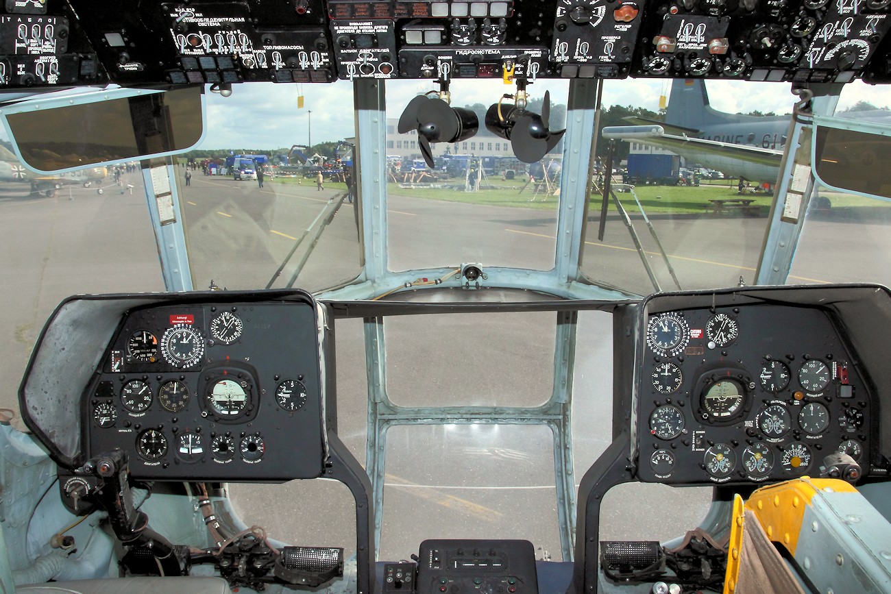 Mil Mi-8 S - Cockpit