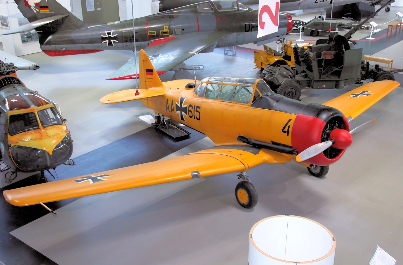 North American CCF Harvard Mk.4 - Trainingsflugzeug