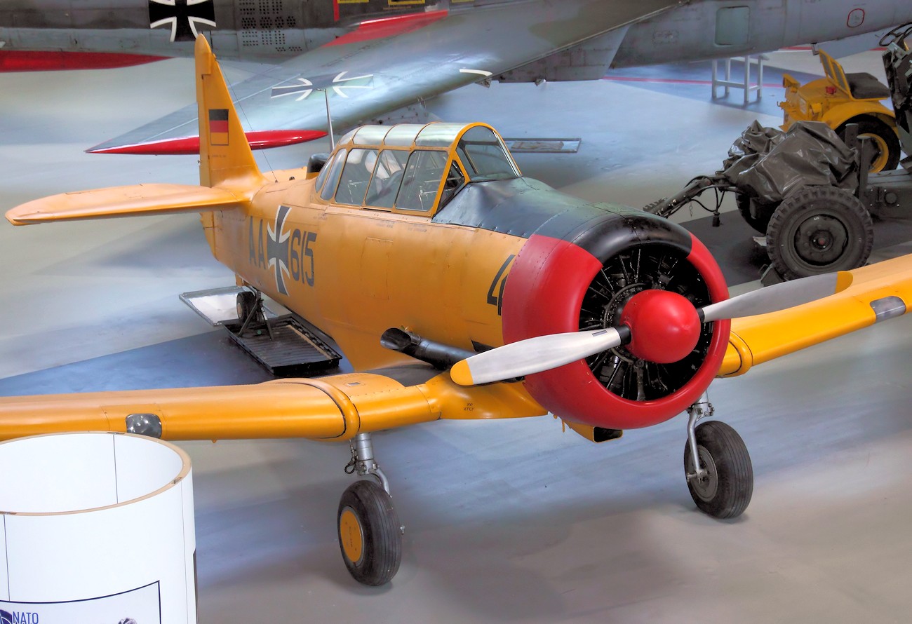 North American CCF Harvard Mk.4 Trainingsflugzeug