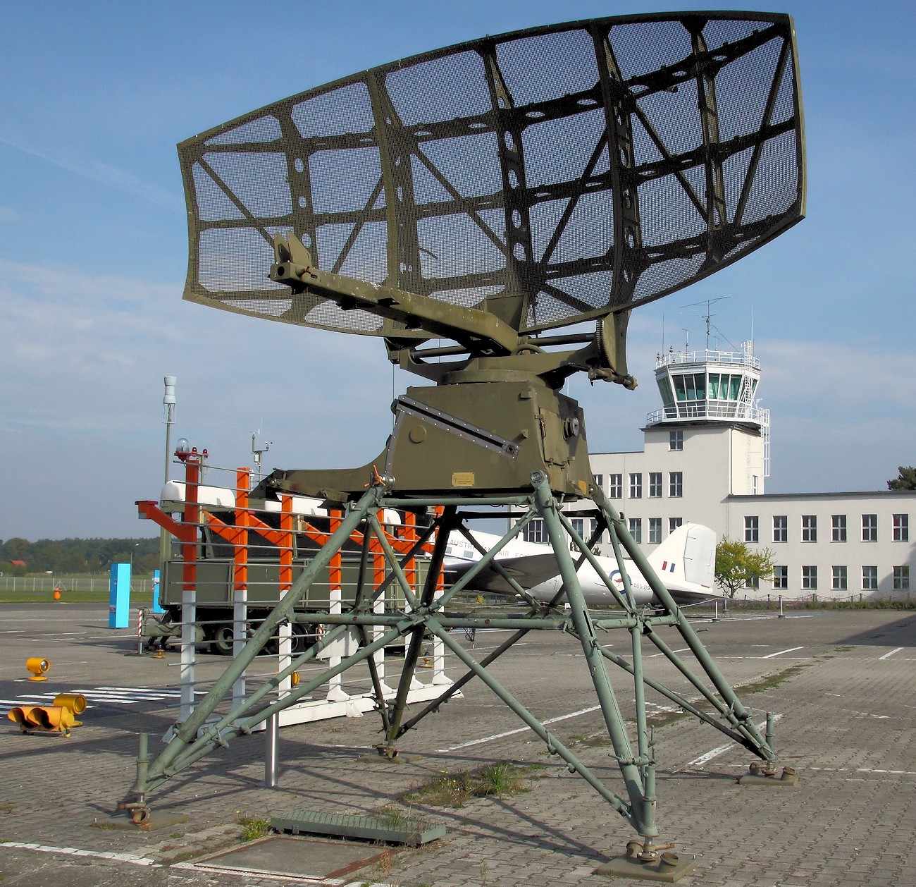 RSB B1 - Aerodrome Surveillance Radar - stationäres Flughafenrundsichtradargerät von Telefunken und AEG