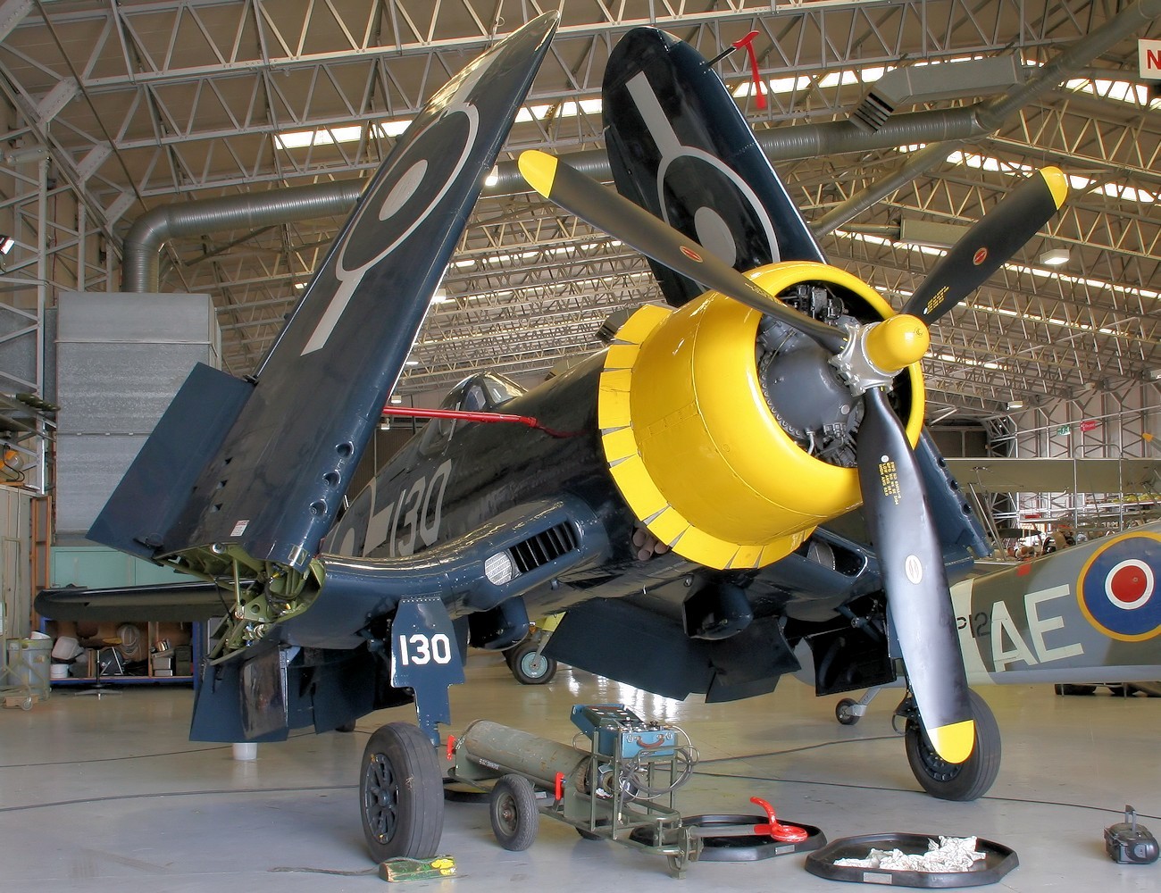 Vought F4U-4 Corsair - Das schwere Kampfflugzeug hat einen Propellerdurchmesser von 4 Meter !