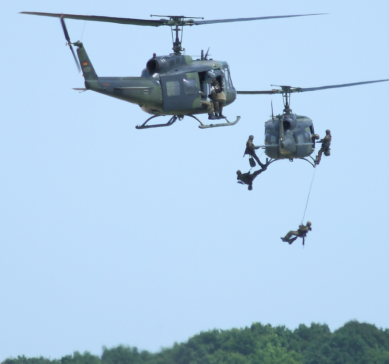 Bell UH-1D Iroquois - Abseilung von Soldaten